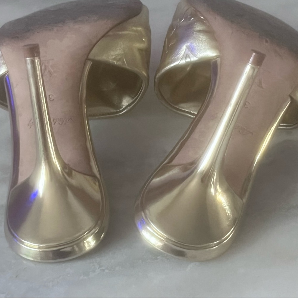 Louis Vuitton gold embossed sandals - Picture 2 of 9